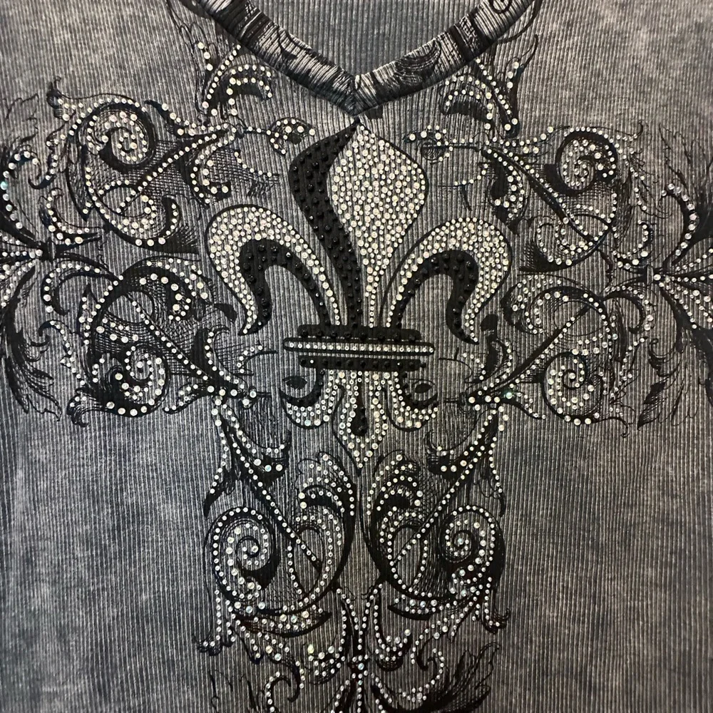 Women’s Vocal Black and Gray Fleur de lis Embellished Short Sleeve Top. Size XL. - Picture 3 of 5